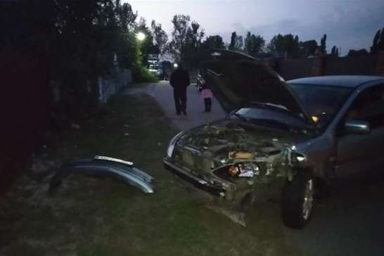 На Київщині п’яний молодик викрав автомобіль і розбив його 