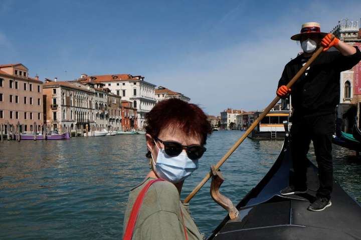 Штраф – €1000. Італія посилює покарання за прогулянки без маски 