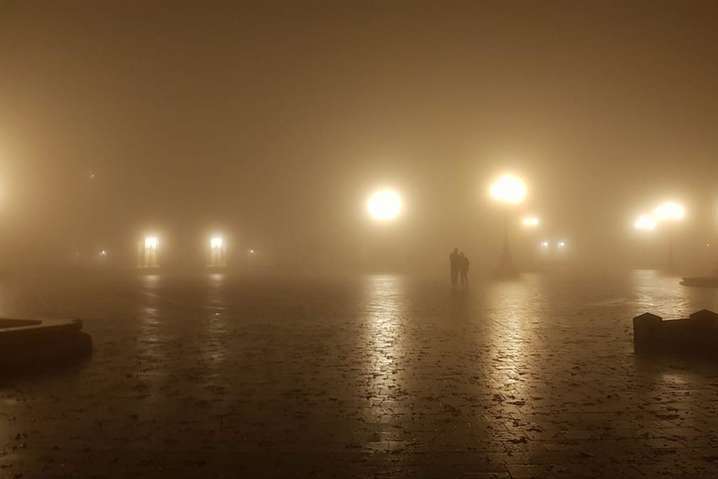 Туман в Киеве: захватывающие фото ночной столицы