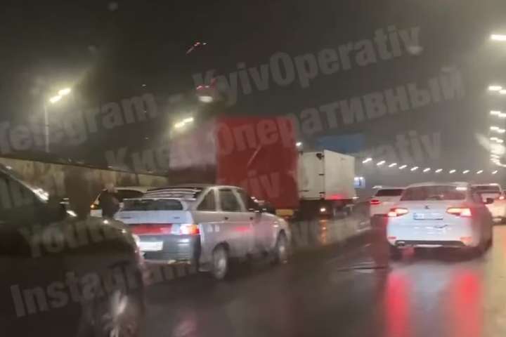 Потрійне ДТП заблокувало рух Південним мостом у Києві (відео)
