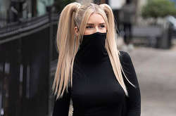 Модель натянула на лицо платье вместо маски и прославилась