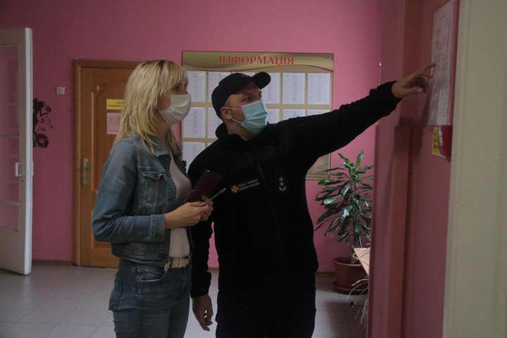 Рятувальники пішли з перевірками по виборчих дільницях у Києві (фото)