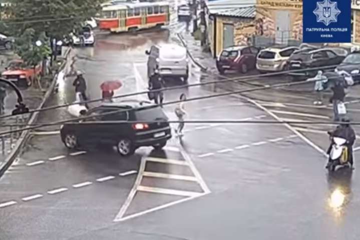 На Лукьяновке водитель Volkswagen снес с дороги женщину (видео)