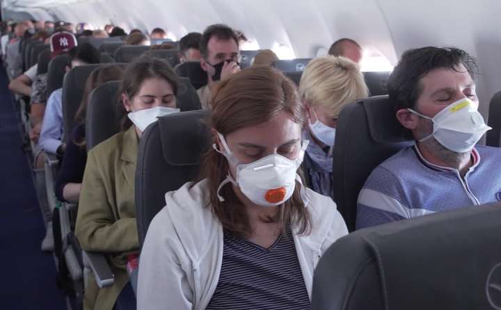 МАУ заборонила пасажирам вдягати маски з клапаном: нові вимоги 