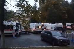 Біля інфекційного відділення лікарні №9 більш як десяток карет швидкої допомоги