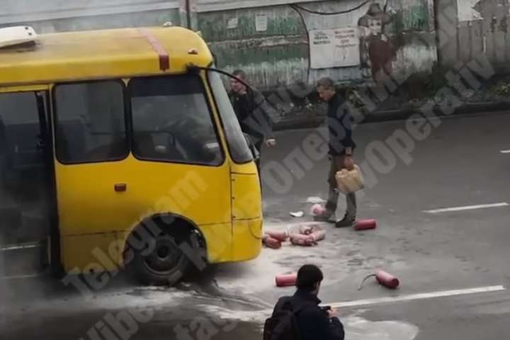 У Києві на ходу загорілася маршрутка з пасажирами (відео)