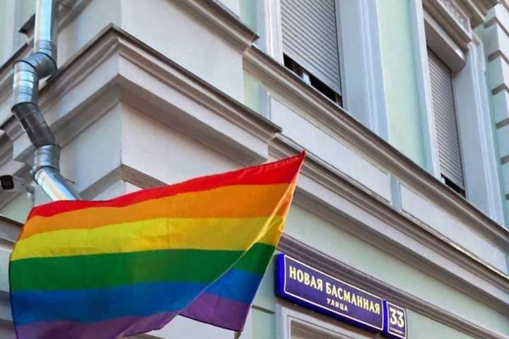 У Москві затримали учасниць Pussy Riot за прапор ЛГБТ на адміністрації Путіна