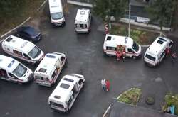 Карети швидкої допомоги біля лікарні №9