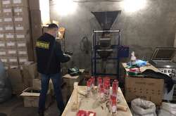 На Львовщине полиция «накрыла» цех с подделками продуктов известных торговых марок 