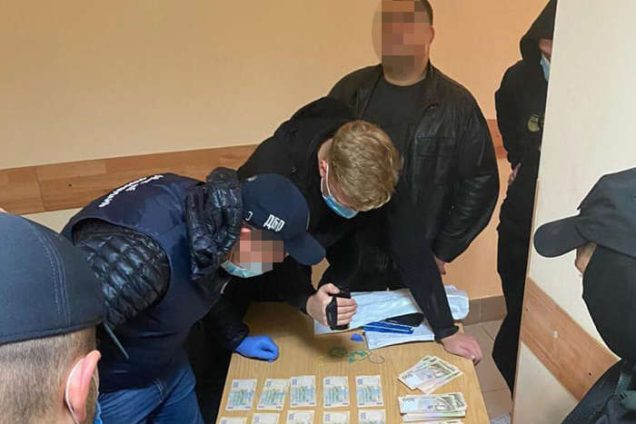 Посадовця поліції Київщини викрили на хабарі в 500 тис. грн