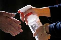 За словами Комаровського, єдиний інгредієнт, що важко буде знайти в аптеках для виготовлення антисептику – це спирт.