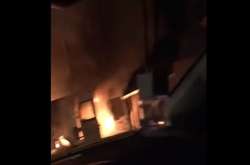 Вночі на трасі під Києвом згорів мікроавтобус (відео)