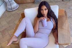 Ким Кардашьян в невидимом топе ошеломила мужчин огромной грудью