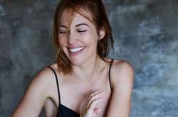  37-летняя Мерьем Узерли снялась в чувственном образе 
  