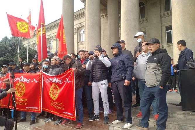 У столиці Киргизстану почалися масові сутички між протестувальниками