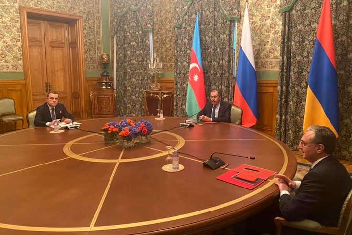 Вірменія та Азербайджан сіли за стіл перемовин у Москві
