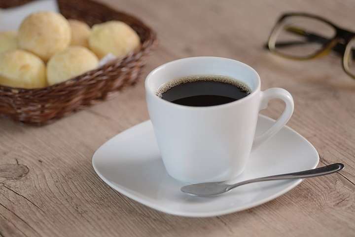Фахівці рекомендують пити каву не натщесерце, а під час або після сніданку - Вчені розкрили небезпеку ранкової кави