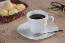 Фахівці рекомендують пити каву не натщесерце, а під час або після сніданку