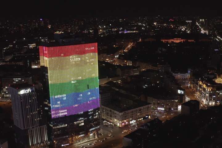 Київський ТРЦ більше не буде транслювати ЛГБТ-прапор