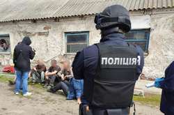 На Харківщині сім’я фермерів тримала в рабстві дев’ять чоловік