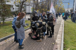 За даними журналістів, один з протестувальників втратив свідомість, після того, як на нього з кийками напали ОМОНівці, ще одному чоловіку зламали носа