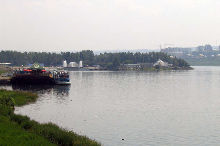 У Росії сотні літрів нафти витекло з баржі у річку