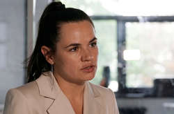 Світлані Тихановській вперше за чотири місяці дозволили поговорити телефоном з арештованим чоловіком Сергієм Тихановським