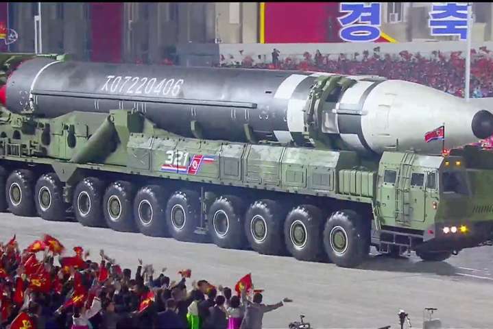 Парад в КНДР: Північна Корея показала «ракету-монстр» (фото)