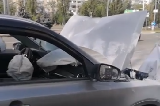 Аварія у Києві: Suzuki протаранив BMW і загорівся, постраждали дві людини (відео)