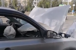 Аварія у Києві: Suzuki протаранив BMW і загорівся, постраждали дві людини (відео)