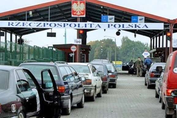 На кордоні України з Польщею та Угорщиною близько 300 автомобілів стоять у чергах