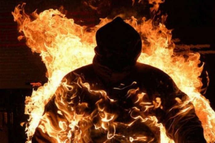 У Києві на Хрещатику чоловік здійснив самоспалення