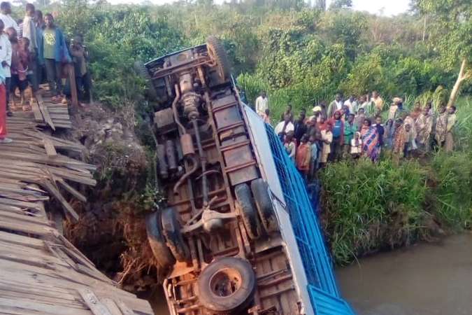 У Бурунді вантажівка впала з моста в річку: 16 загиблих
