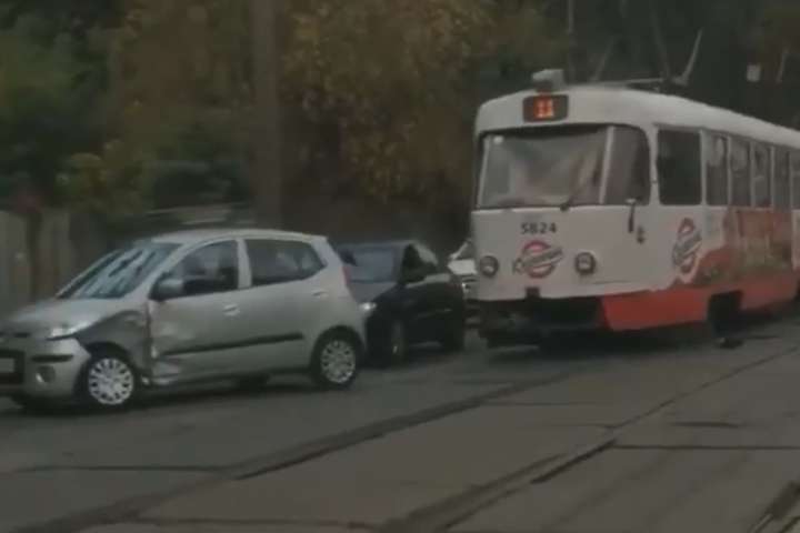 У Києві ДТП паралізувало рух трамваїв (відео)