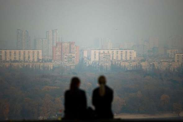 Київ у полоні туману і смогу: оголошено перший рівень небезпеки