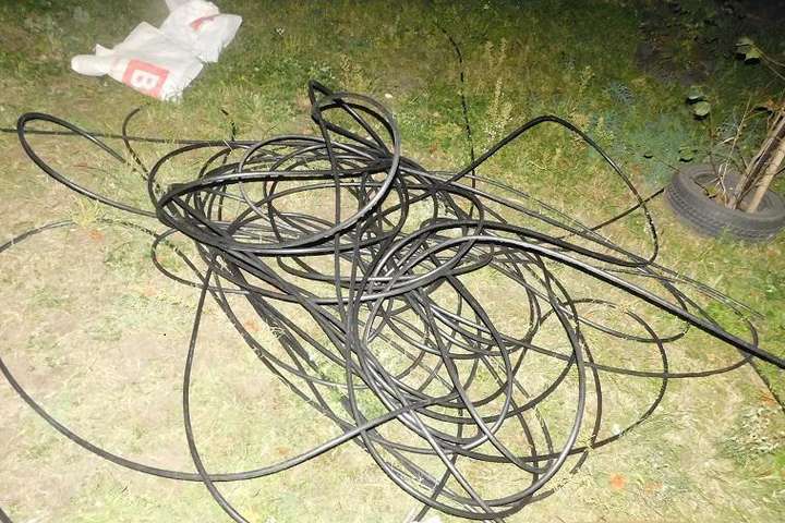 На Троєщині молодик вирізав майже сотню метрів кабелю зв’язку
