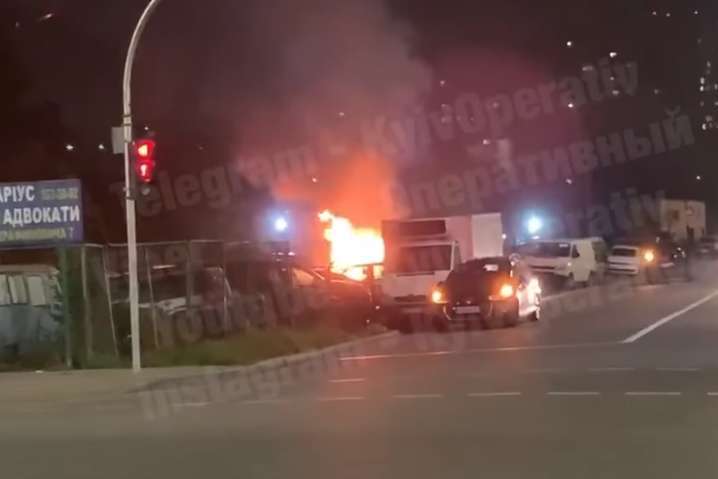На паркинге в Киеве сгорели два автомобиля (видео)