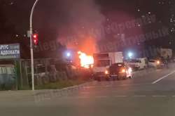 На паркинге в Киеве сгорели два автомобиля (видео)