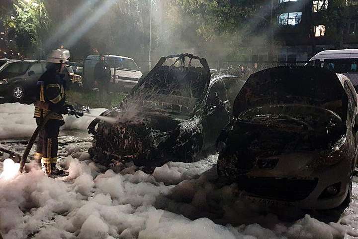 Під час пожежі на автостоянці вогнем пошкоджені три машини (фото)