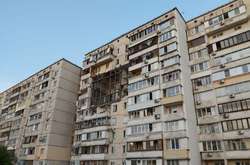 На будинку встановили металеві конструкції