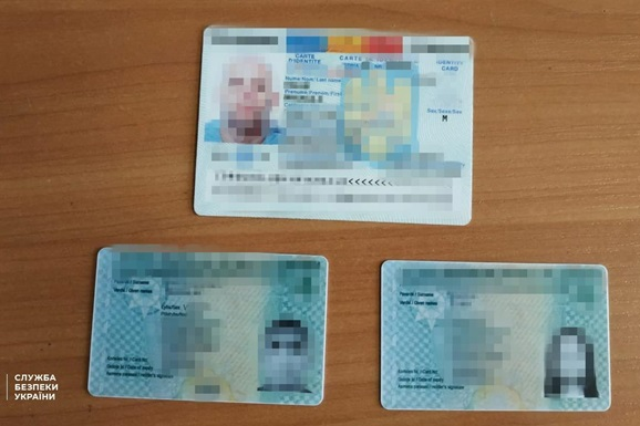 В Україні п'ять підпільних «друкарень» підробляли паспорти ЄС