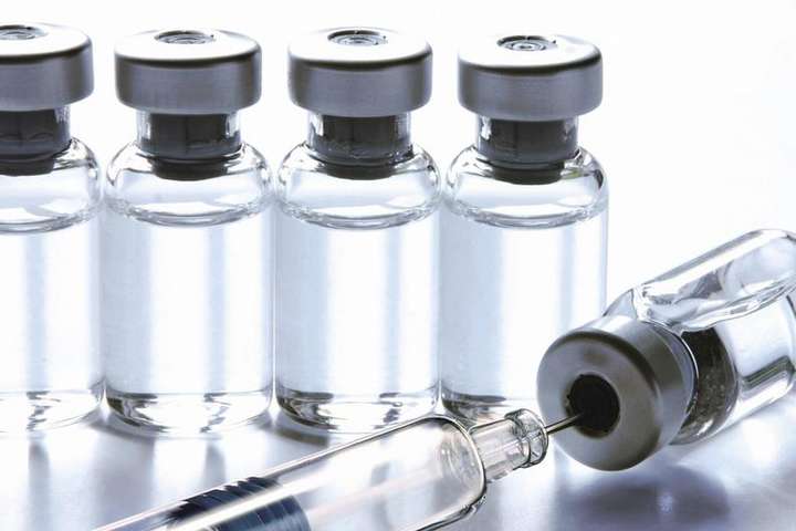 Щеплення від коронавірусу: вакцинація затягнеться на рік, попереджають у ФРН
