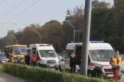 На місці працюють декілька бригад швидкої допомоги