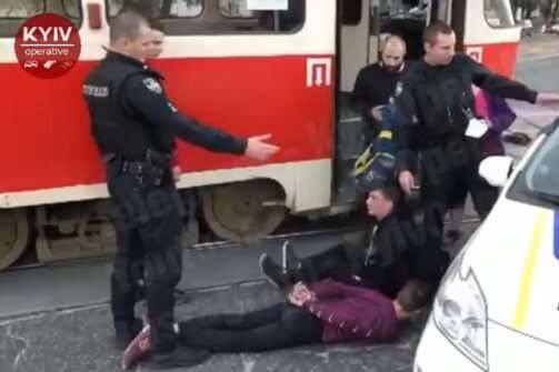 У Києві підлітки влаштували погром у трамваї: вгамувала лише поліція (відео)