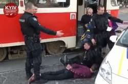 У Києві підлітки влаштували погром у трамваї: вгамувала лише поліція (відео)