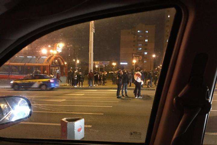 У Мінську тривають протести: демонстранти блокують дороги, чутні постріли