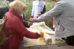 Нашел подход к электорату: кандидат в депутаты наливал избирателям водку