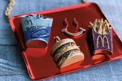 Колумбийский певец выпустил украшения в виде подноса с бургером и картошкой фри