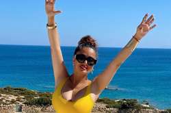 54-летняя пышногрудая Сальма Хайек в купальнике удивила фанатов натуральной красотой