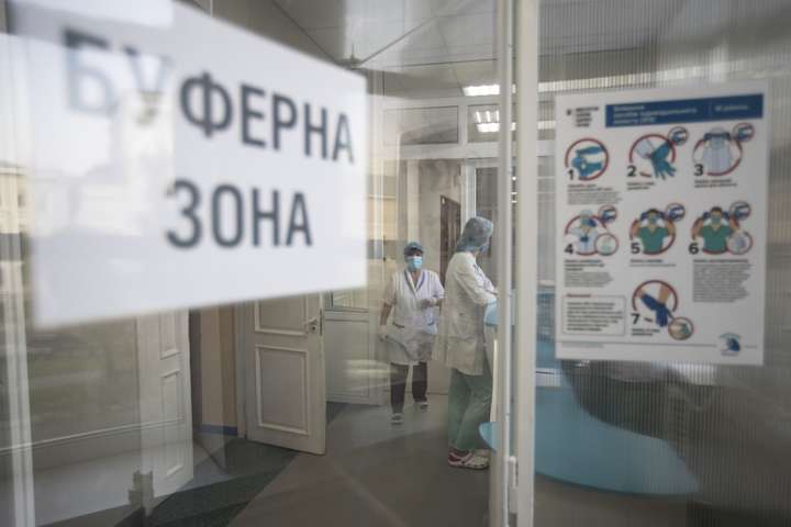 Київ розгортає нові ліжка для хворих на коронавірус (фото, відео)